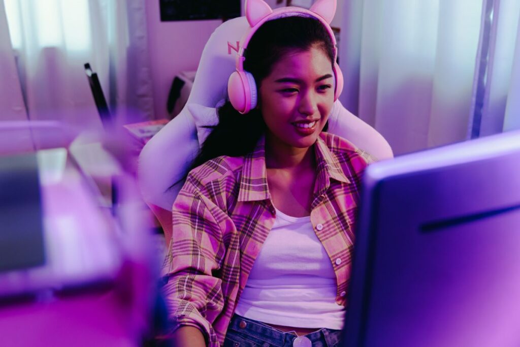Brawl Star Box Simulator Game: A Fun and Addictive Experience 3 woman with headset on desktop